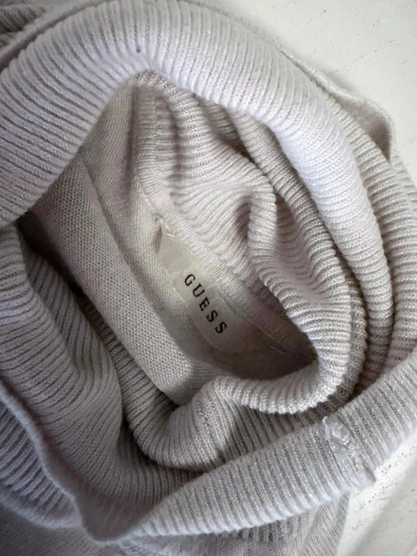 Pull col roulé blanc cassé GUESS avec logo perlé – Taille S – photo 6